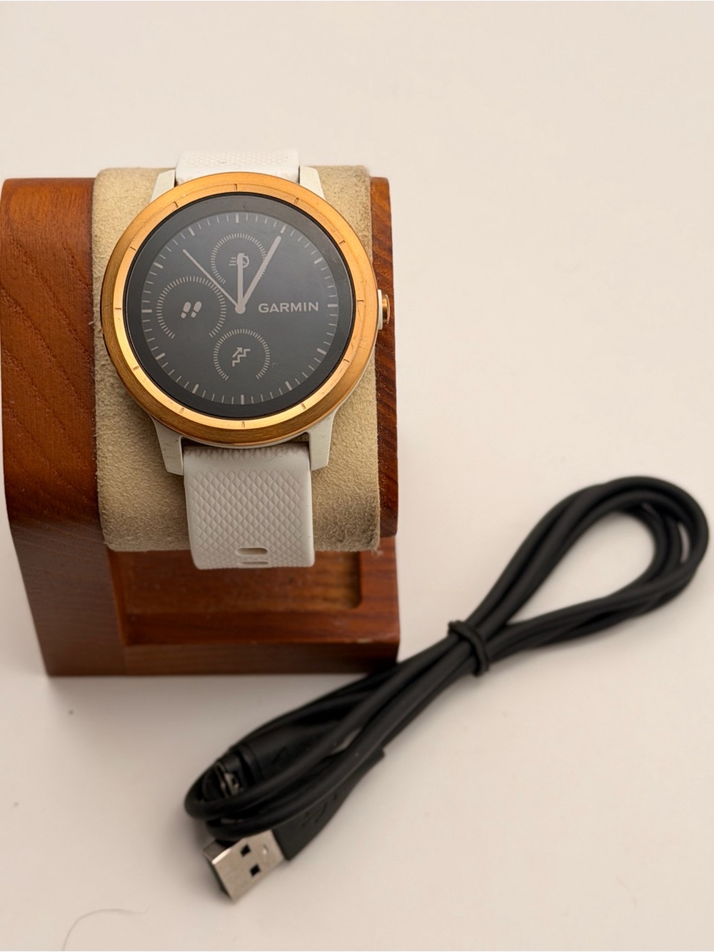 Garmin Vivoactive 3, Rare, Tested, Charger Included, very good, Gold/white,